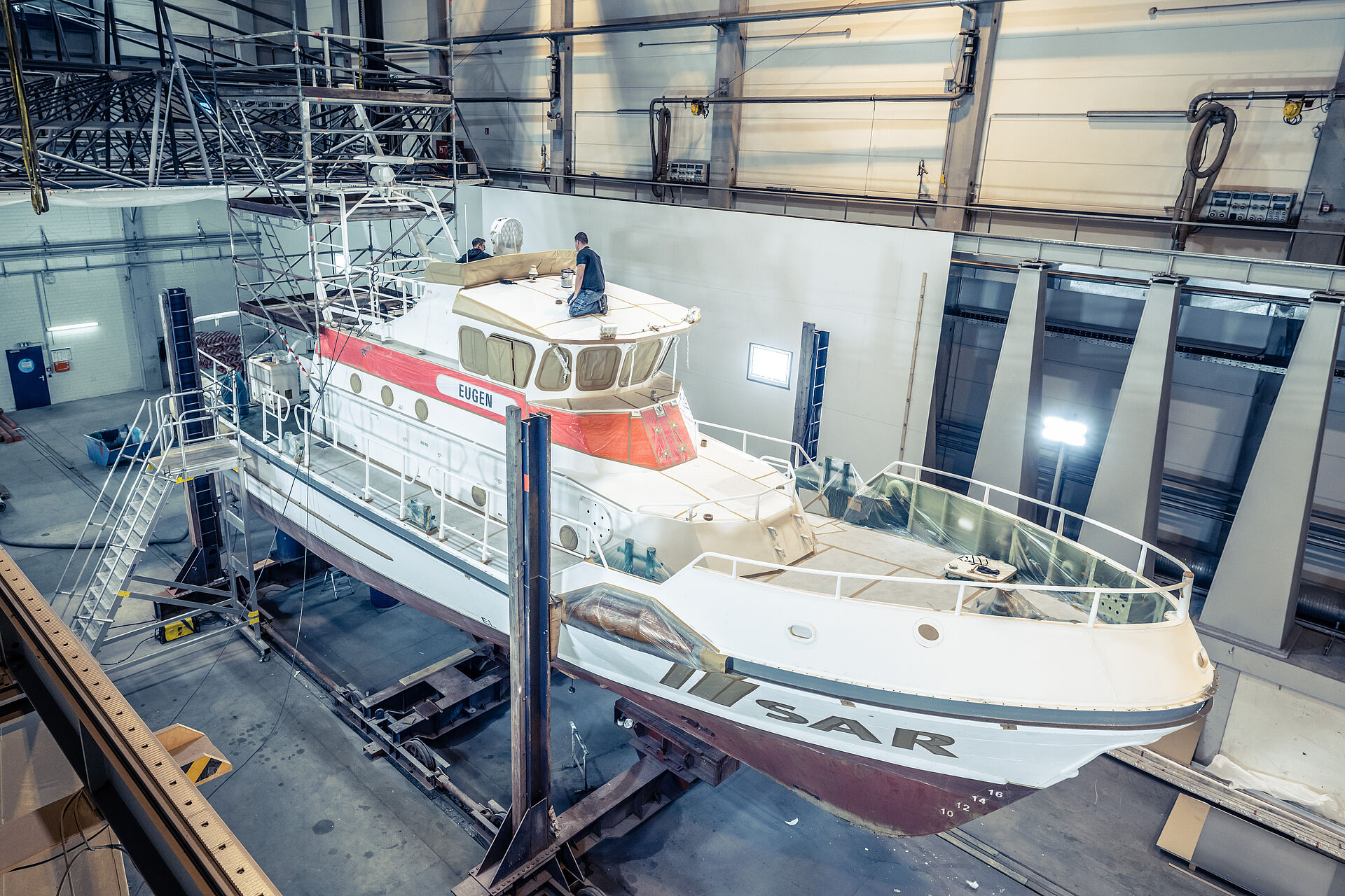Der Seenotrettungskreuzer EUGEN wird in einer Werft gewartet.
