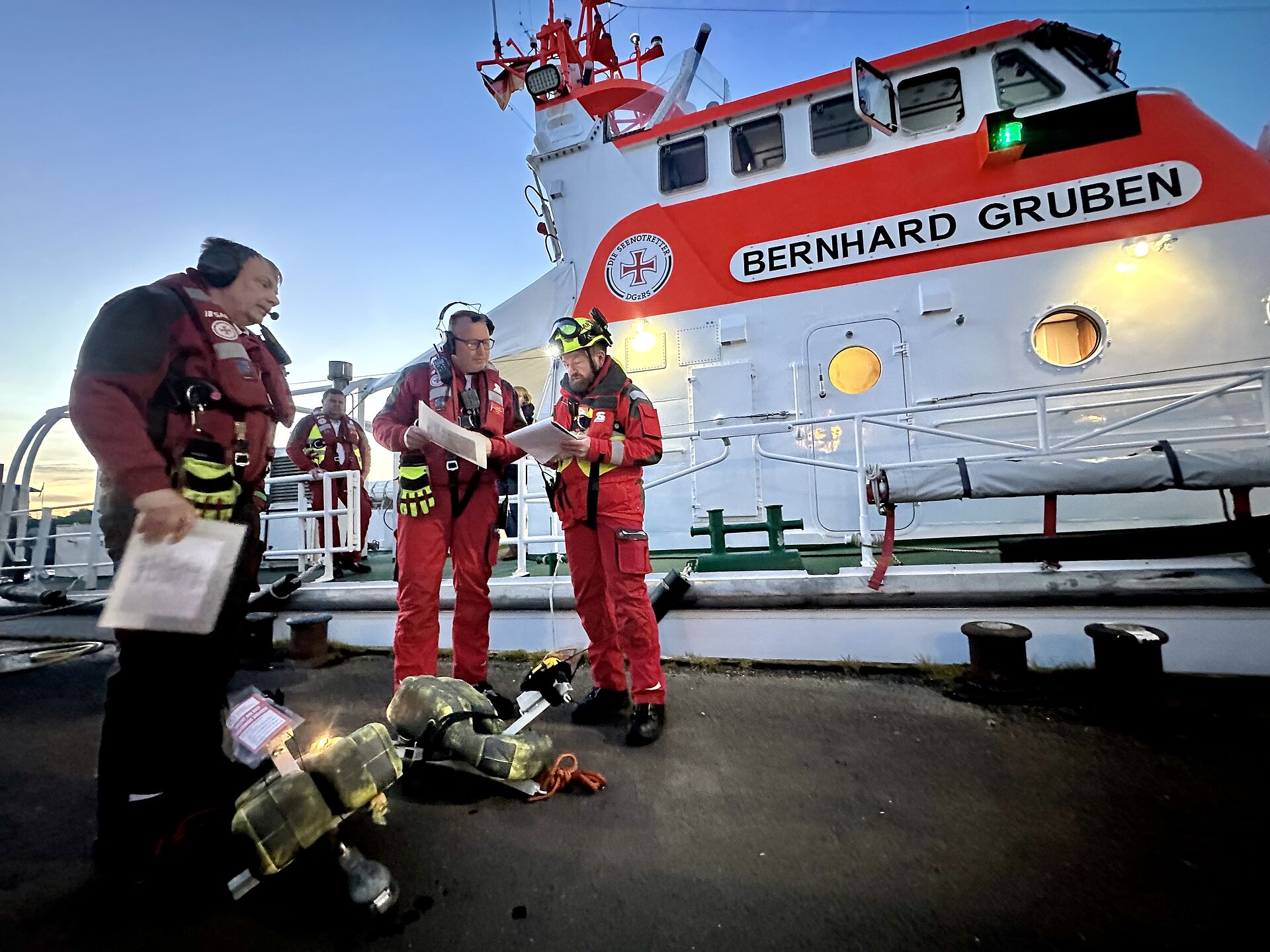 Die Crew der BERNHARD GRUBEN/Station Hooksiel hat zwei Dummys geborgen. Auch ihre angenommenen Verletzungen müssen dem Rettungsdienst an Land zur weiteren Versorgung übergeben werden.