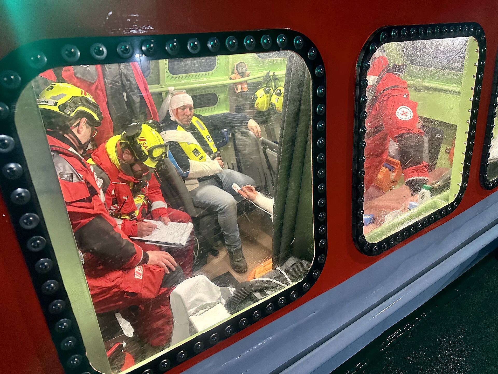 An Bord der GILLIS GULLBRANSSON/Station Brunsbüttel werden zwei Verletzte auf die Übergabe an den Rettungsdienst an Land vorbereitet.