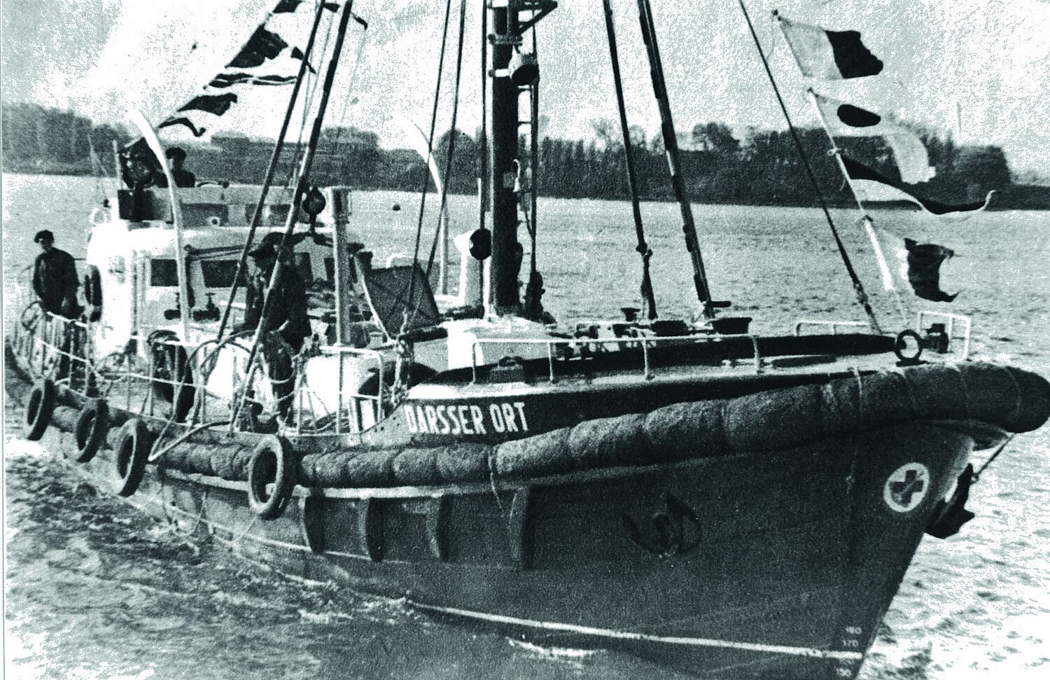 Ein altes schwarz-weiss Bild eines Seenotretterschiffes